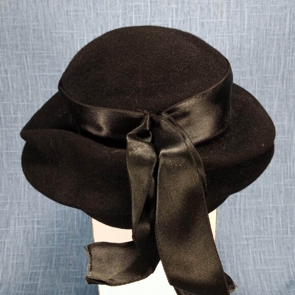 1940s Black Felt Tilt Boater Hat by Modern Pige\'